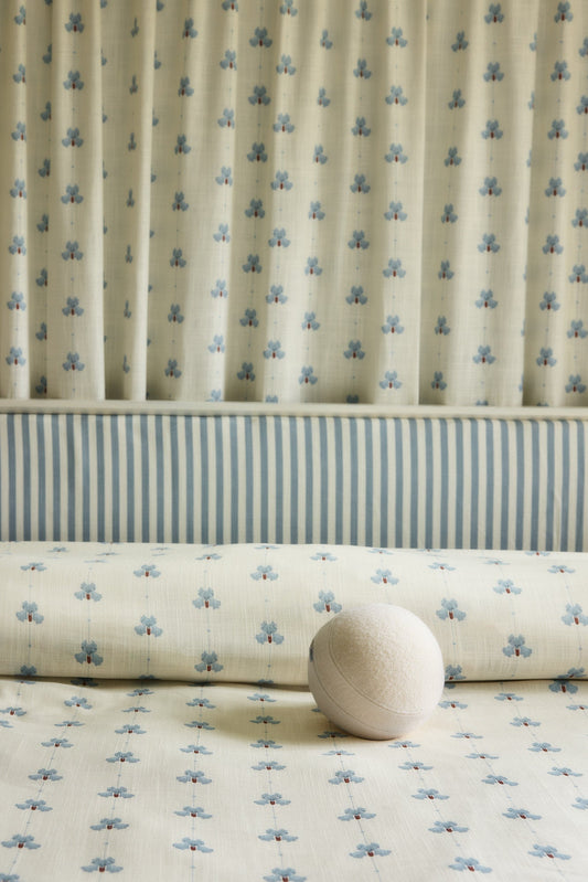 Sengeteppe i vevd lin med mønster Sweet Pea i fargen blå/ Dove Blue fra Gotain.