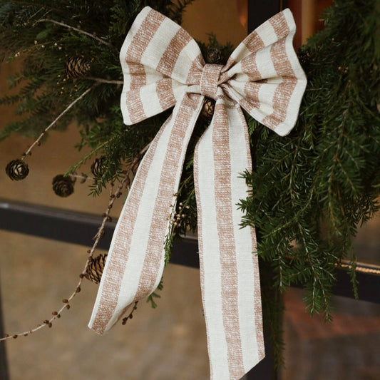 Vi elsker nostalgisk julepynt – og store dekorative sløyfer! I samarbeid med norske Gyri Design, som lager vakkert mønstrede tekstiler og tapeter, har vi designet noen fantastisk vakre julesløyfer som vi vet vil gi hjemmet ditt en stor dose varme og glede – år etter år.