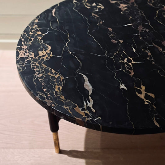 Vil du tilføre hjemmet en dose italiensk modernisme fra 1960-tallet? Med dette runde vintage sofabordet fra Objektum Vintage kan du gjøre nettopp det. Vi elsker materialene og den nydelige marmoreringen i bordplaten!