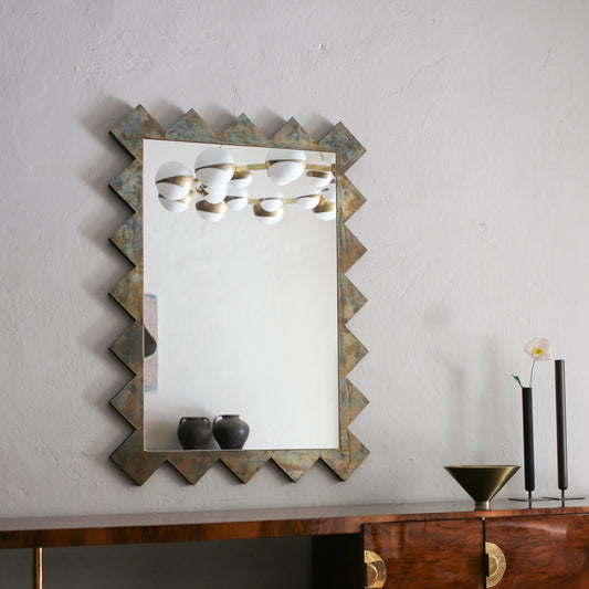 De fineste interiørene har en miks av gammelt og nytt – og derfor elsker vi å legge til vintagemøbler i innredningen hjemme. Dette unikt utformede italienske speilet, datert til 1970-tallet, blir i tillegg et fantastisk fint blikkfang, uansett rom det henger i!