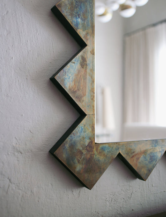 Speilet er laget i tre og messing og har en nydelig patinert ramme. 