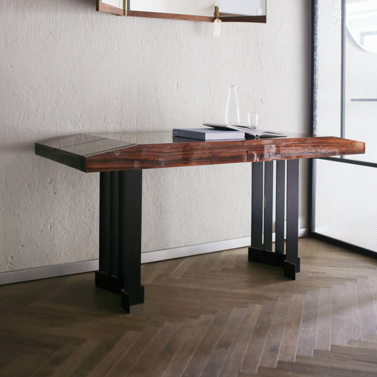 Med innslag av vintagemøbler kan du løfte interiøret hjemme til nye høyder. Dette vakre skrivebordet i Art Deco-stil designet av den franske arkitekten og designeren Pierre Chareau i zebranotre og stål vil i tillegg kunne øke arbeidslysten betraktelig. Så fint!