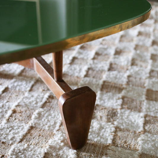 Bordet er fra Objektum Vintage, som er drevet av Timea Toth. Med et fantastisk godt øye evner hun å finne spesielt fine, spektakulære møbler og objekter som løfter interiøret og som tilfører det personlighet – og det lille ekstra.