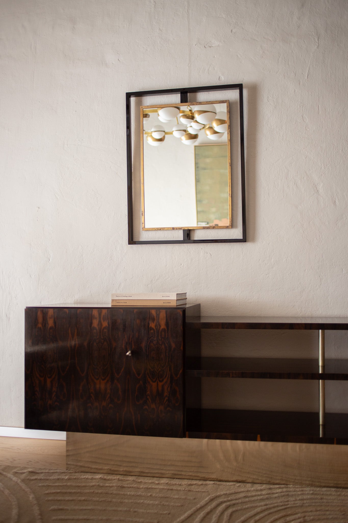 Vintage speil Art Deco med ramme i svart pianolakkert stål og patinert messing