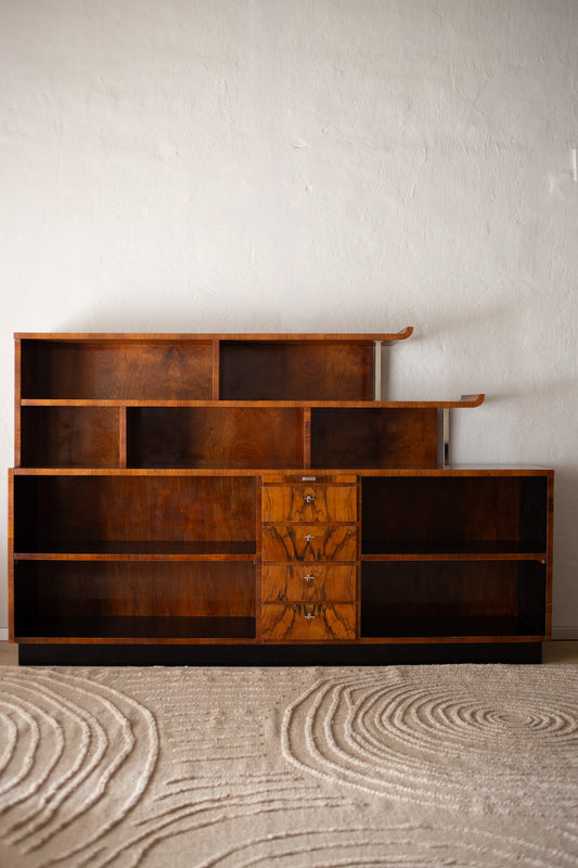 Vintage Art Deco-bokhylle i vakker gylden valnøttrotfiner og detaljer i blank krom