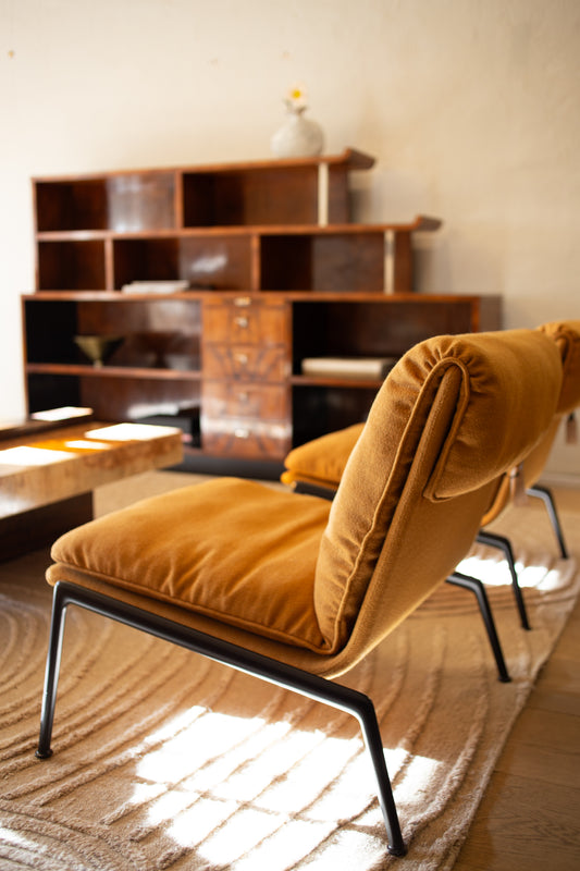 Lenestol Muno LN18 i okergult ulltekstil (utstillingsmodell) fra &tradition / OsloDeco