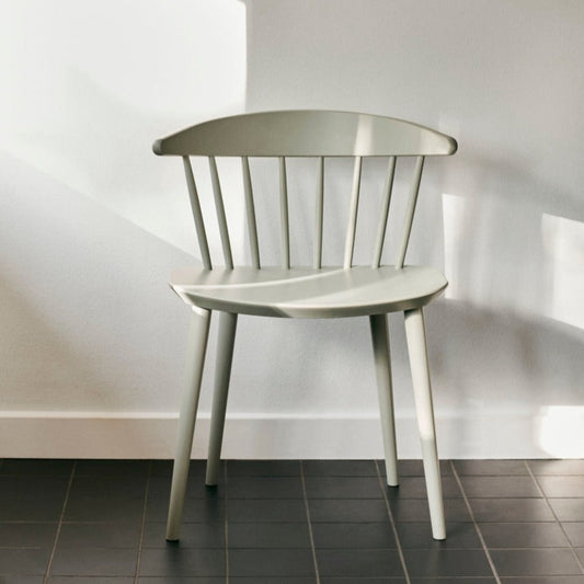Jørgen Bækmarks J104-stol ble designet som en krysning mellom en spisestol med og uten armlener. Hay sin reproduksjon av denne klassikeren er laget i massiv eik eller bøk og tilgjengelig i en rekke naturlig oljede og fargede utførelser. Vi liker godt det nostalgiske uttrykket som minner om klassiske pinnestoler!