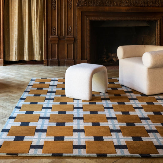 Kan et teppe bidra med å smykke hjemmet slik et kunstverk kan? Når de er så vakre som teppene i kolleksjonen «A walk in the park» fra Layered så er svaret definitivt: Ja! Ullteppene er designet i samarbeid med den svenske kunstneren Evelina Kroon. Mønstrene på de grafiske ullteppene er inspirert av en park i forvandling og kommer i to ulike varianter og fire størrelser. Her i mønsteret Ochre Fields.