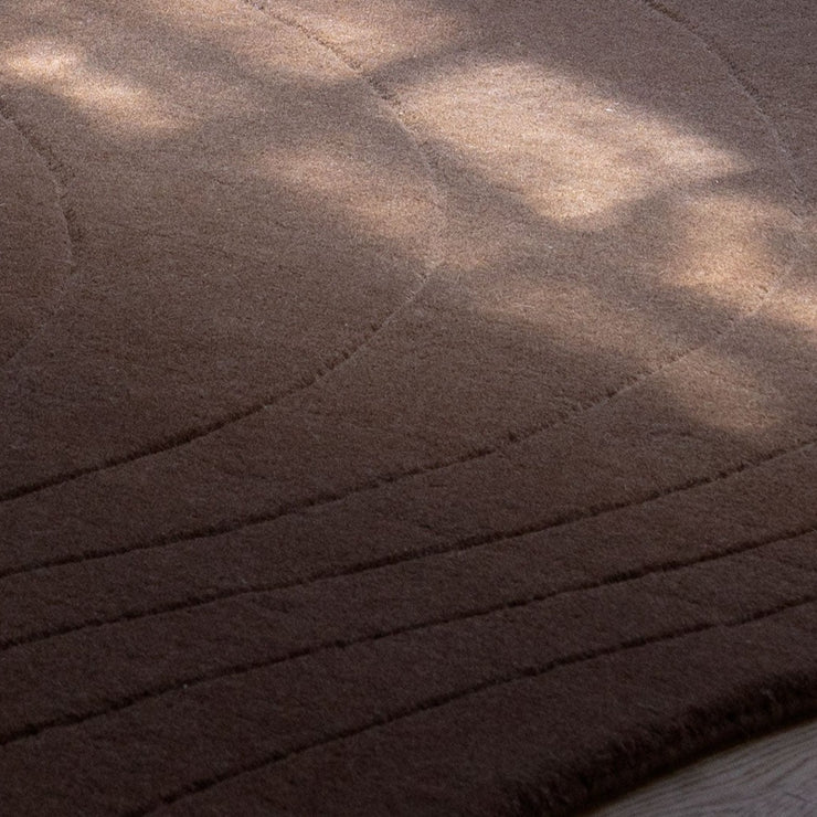 Teppe Residue er håndlaget i 100% ull og hvert teppe er dermed unikt. Teppet Residue fra Layered i fargen Nougat.