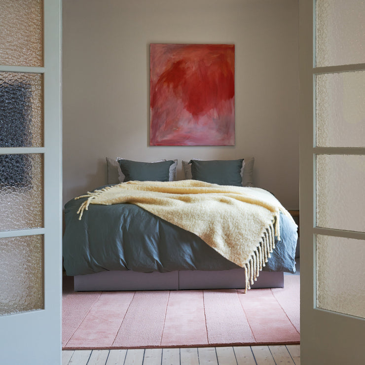 Teppet Stripe Grande er nydelig å bruke på et soverom også.