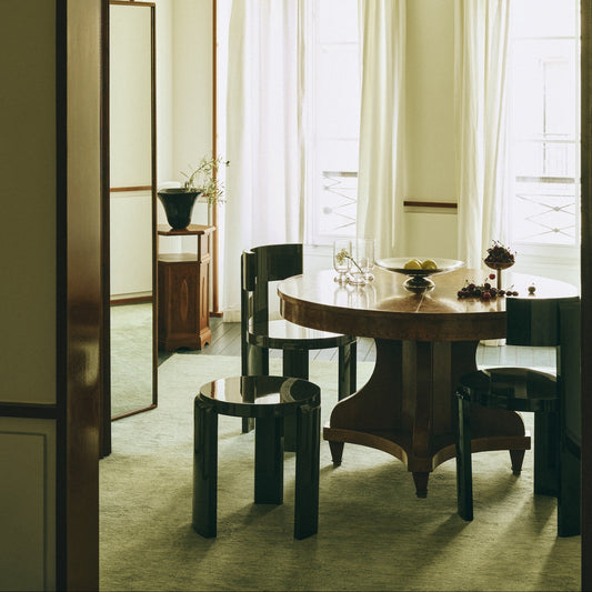 Superglossy stol Spina Chair fra Louise Roe i høyblankt lakkert tre