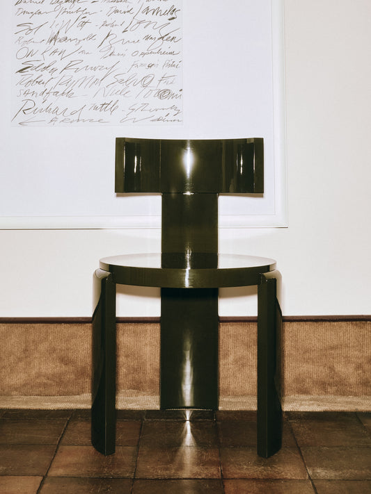 Superglossy stol Spina Chair fra Louise Roe i høyblankt lakkert tre i fargen olivengrønn