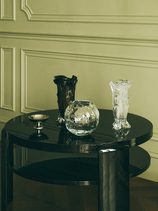 Superglossy rundt sofabord Spina Lounge Table fra Louise Roe i høyblankt lakkert tre i fargen helsvart