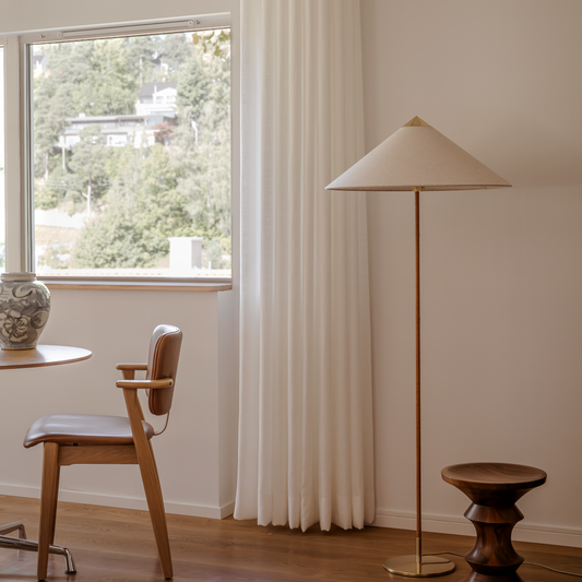 Lingardin Elegant med Wave oppheng. Hvit gardin mot hvite vegger.