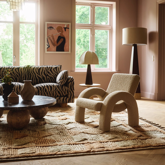 Dusty Deco er blant annet kjent for å lage fine mønstrede tepper og Lisboa-kolleksjonen er et spennende nytt tilskudd til deres sortiment. Det geometriske mønsteret, i nyanser av terrakotta, beige og grå, er inspirert av et gulv som Dusty Deco oppdaget i Lisboa, og det er også herfra teppet fikk navnet sitt.