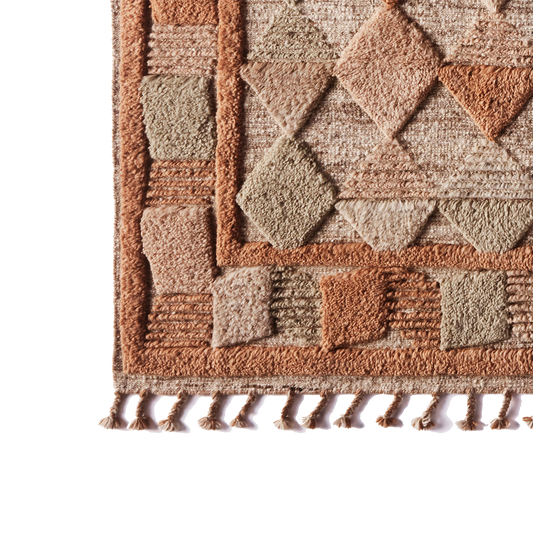 Dette vakre, håndvevde teppet er laget av naturlig 100 % kvalitetsull og blir nesten som et kunstverk liggende på gulvet. Teppene Lisboa Multi finnes i tre størrelser — 200 x 300 cm, 250 x 350 cm og 300 x 400 cm – og to ulike farger.