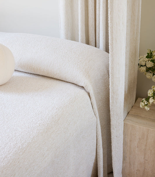 Det superelegante sengeteppet Bouclé fra Gotain tilfører soverommet ditt en dose elegant struktur. Bouclétekstilet er vevd av et ujevnt garn av 100% resirkulert polyester og er produsert med en spesiell teknikk der garnet formes til løkker eller knuter. Dette gir stoffet en nydelig karakteristisk overflate som kjennes deilig og eksklusiv og som gir sengeteppet en myk drapering. Her i fargen Benhvit / Ivory.