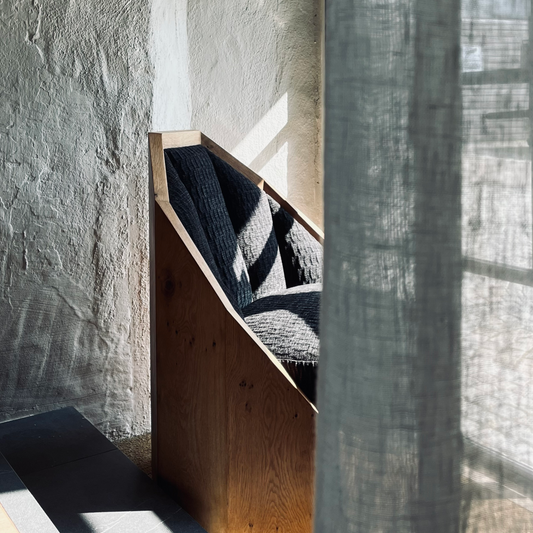 Ute etter en vakker og karakteristisk vintagelenestol som skiller seg litt ut? Da kan denne loungestolen designet av den franske arkitekten og designeren Pierre Chareau i 1925 være noe for deg. Vi liker så godt den omsluttende formen på den massive bøkerammen og den viftelignende polstringen på seteryggen!