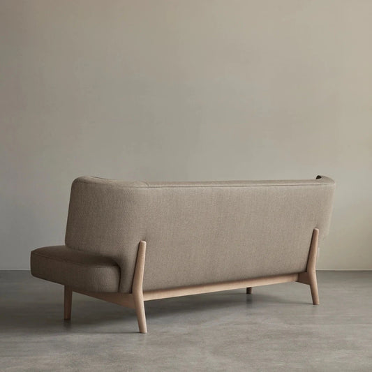 Med sitt elegante design og buede linjer som avviste datidens konservative, rette linjer ble sofaen et tidløst symbol på nordisk funksjonalisme.