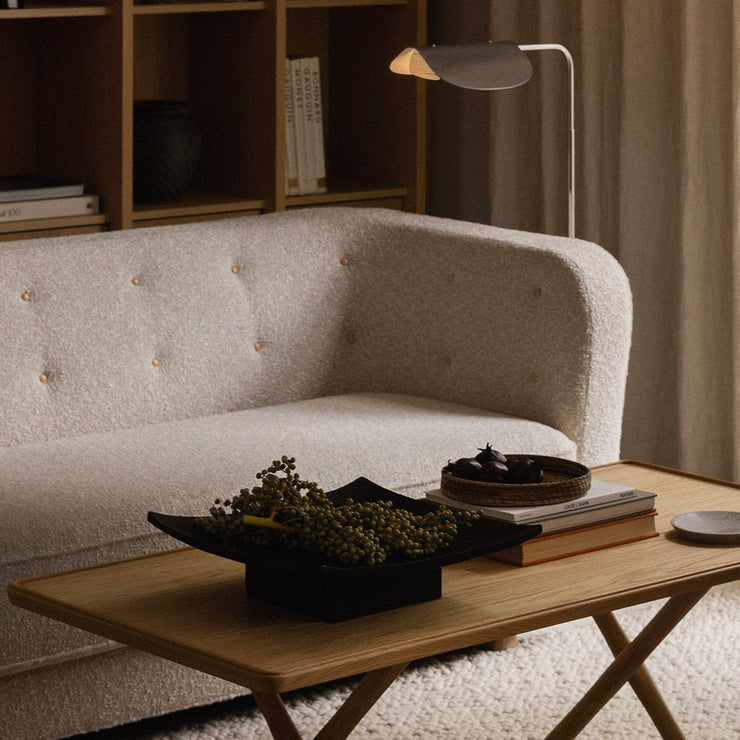 Sofaen Vilhelm sammen med det vakre sofabordet Jäger Lounge Table – begge fra Audo sin kolleksjon Audo Icons.