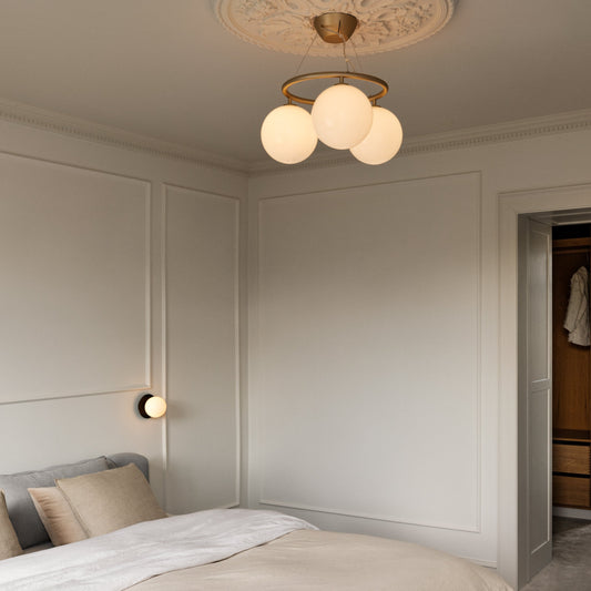 Taklampen Miira Circular fra Nuura med tre, seks eller åtte munnblåste kupler i opalglass blir som en moderne, lett svevende lysekrone i rommet.