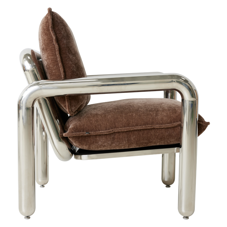 Lenestolen Chrome Lounge Chair fra HK Living med puter i tekstilet Velvet Brown, sett fra siden.