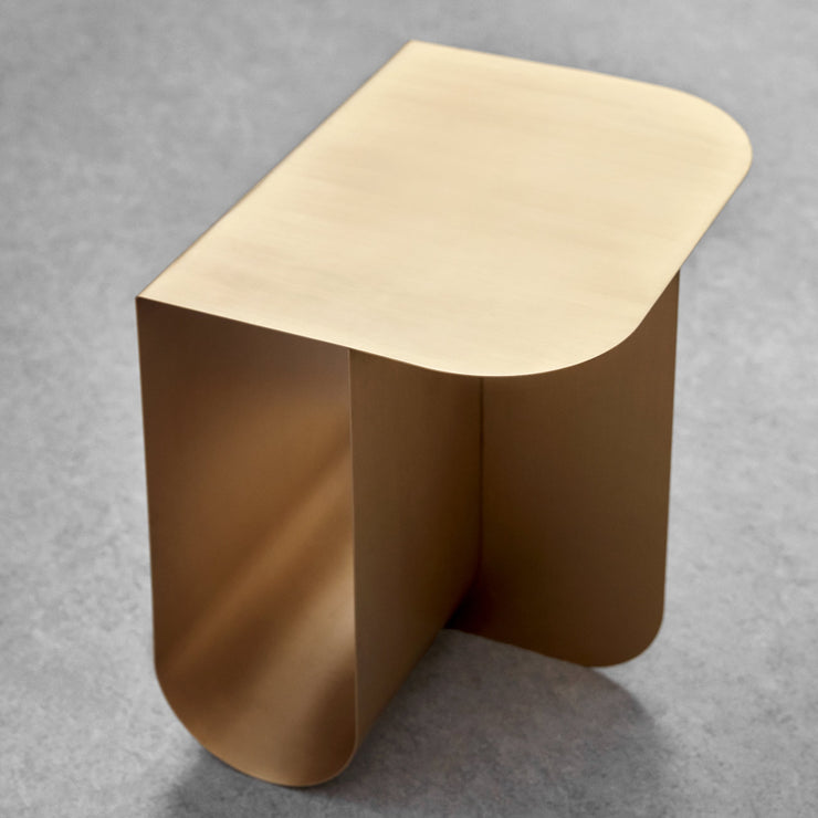 Sidebordet Mass Side Table fra Northern  er et elegant og nett sidebord som visuelt ikke tar for mye plass, men som likevel utmerker seg i interiøret. Bruk det som et sidebord ved sofaen eller lenestolen – eller som et nattbord.