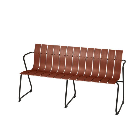 Ocean utemøbel fra Mater: Benk til hagen, balkongen eller terrassen! Produksjonen er bærekraftig, og møblene er laget av resirkulert plast fra blant annet fiskegarn og kasserte ølfat. Det finnes også spisebord, spisestoler, loungestoler og loungebord i samme serie.