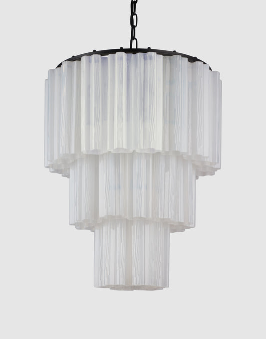 Lysekronen Fontaine Chandelier 3-layer fra norske Meublé smykker ethvert rom den henger i! Vi er spesielt begeistret for den med svart base og melkehvitt glass der de vakkert formede glassylinderne slipper lyset gjennom på en myk og delikat måte. Denne er perfekt for deg som er ute etter en moderne lysekrone som henger nydelig i en rosett, i stuen eller over et spisebord, i en større hall eller i et trappeløp – eller på soverommet! Her i hvitt glass med svart oppheng.