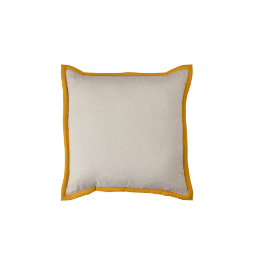 Vi elsker å legge til tekstiler i innredninger og med putetrekket Lily i fargen Ochre fra norske Meublé tilfører du enhver sofa og stol litt ekstra raffinement. Putetrekket er laget i en blanding av lin og bomull i størrelsen 50x50 cm, har en fin struktur – og et nydelig okerfarget kantbånd.