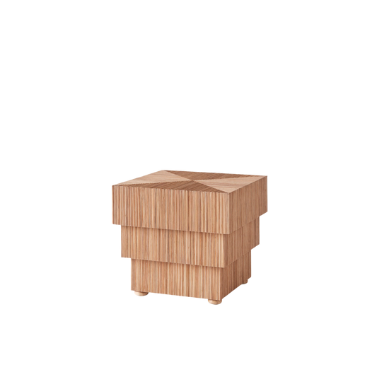 Sidebordet Mikado fra Dusty Deco er et moderne sidebord med vintagepreg. Den unike strukturen er laget av naturlig rotting, der hvert lag varierer litt i størrelse, og bordplaten har et iøynefallende geometrisk mønster – en dynamisk visuell detalj vi liker godt!