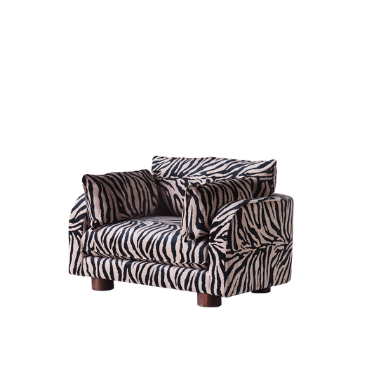 Inspirert av det som er en gyllen æra i svensk design, Swedish Grace-stilen, har Miles-serien fra Dusty Deco tydelige referanser til 1920-tallsdesign samtidig som den fremstår moderne – i klassisk Dusty Deco-ånd. Miles Loveseat Zebra, den ekstra generøse lenestolen i kolleksjonen kledd i et elegant sebrastripete tekstil, er en favoritt hos oss.