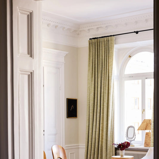 Vår skreddersydde svarte gardinstang fra Gotain leveres med veggfester, gardinringer og eventuelle skjøtedeler – inkludert endeknotter der du kan velge mellom to ulike design. Slik kan du velge det uttrykket som passer best til hjemmet ditt. Her ser du gardinstang på mål fra Gotain med sylinderformede endeknotter/ Minimalist.