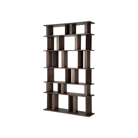 Bokhyllen Block Rack fra Ethnicraft er laget av heltre mahogni med en dyp mørkebrun (espressofarget) beiset og mattlakkert overflate som fremhever materialets struktur.
