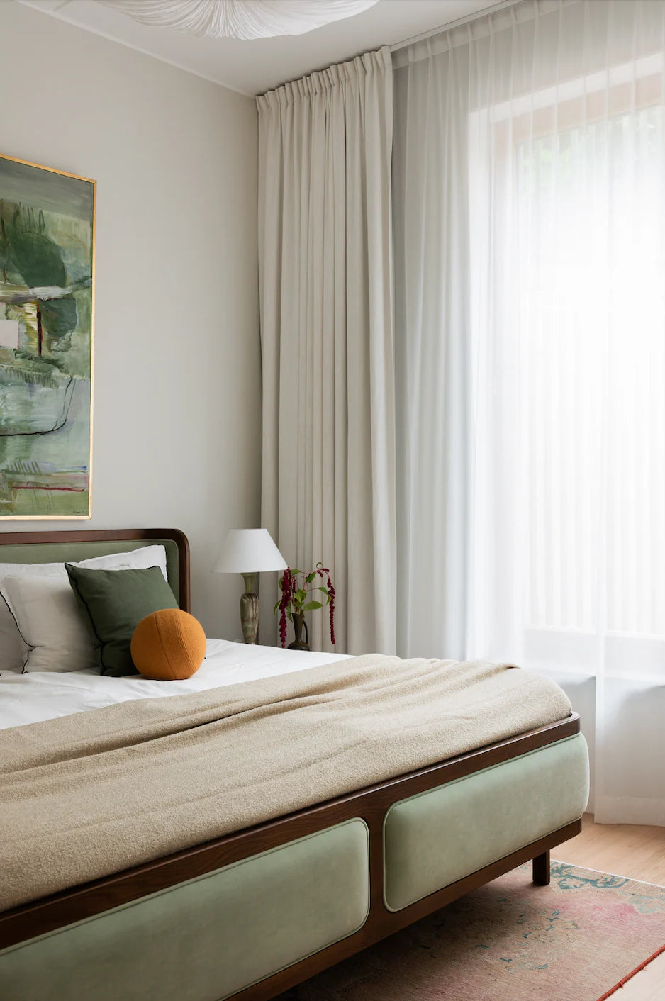 Dette er mørkleggende lingardiner i god kvalitet som rammer inn vinduene på vakkert vis og som umiddelbart gir interiøret et lunere preg. Lingardinene finnes i flere fine farger og er sydd med et mørkleggingsfor, perfekt for å mørklegge et soverom eller barnerom. Gardinene blir sydd i den lengden du ønsker deg. Her: Mørkleggende lingardin fra Gotain i farge Benhvit