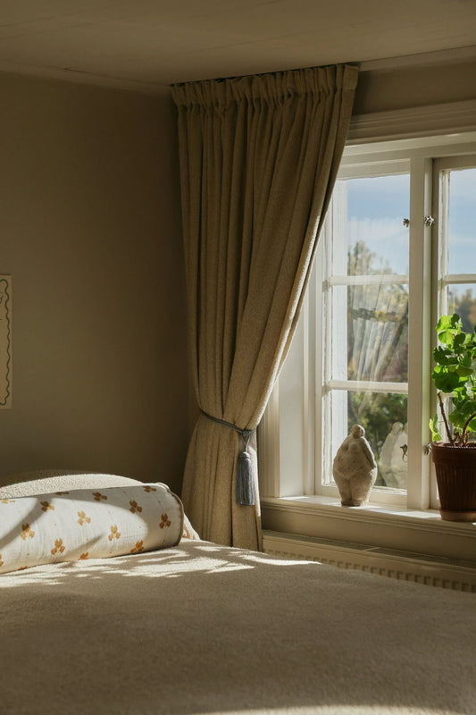 De superelegante mørkleggende gardinene Bouclé fra Gotain vil i tillegg tilføre interiøret ditt en dose elegant struktur. Bouclétekstilet er vevd av et ujevnt garn av 100% resirkulert polyester og er produsert med en spesiell teknikk der garnet formes til løkker eller knuter. Dette gir stoffet en nydelig karakteristisk overflate som kjennes deilig og eksklusiv og som gir gardinene en myk drapering med pene folder.