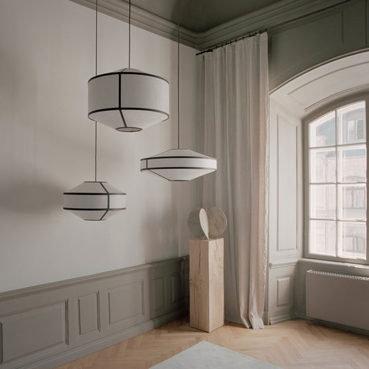 Taklampen Kite Pendant Lamp White and Black fra New Works tilfører et skulpturelt og stemningsfullt element til hjemmet. Lampen finnes i tre ulike størrelser som har hver sin geometriske form som harmonerer godt sammen.