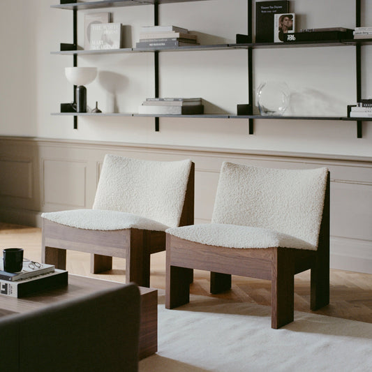 Loungestolen Tenon fra New Works er en nett, moderne og elegant lenestol. Vi liker så godt den tydelige trerammen i kombinasjon med den mykt polstrede ryggen og setet – og størrelsen som gjør at den kan ta plass i både små og store stuer – og lesekroker.