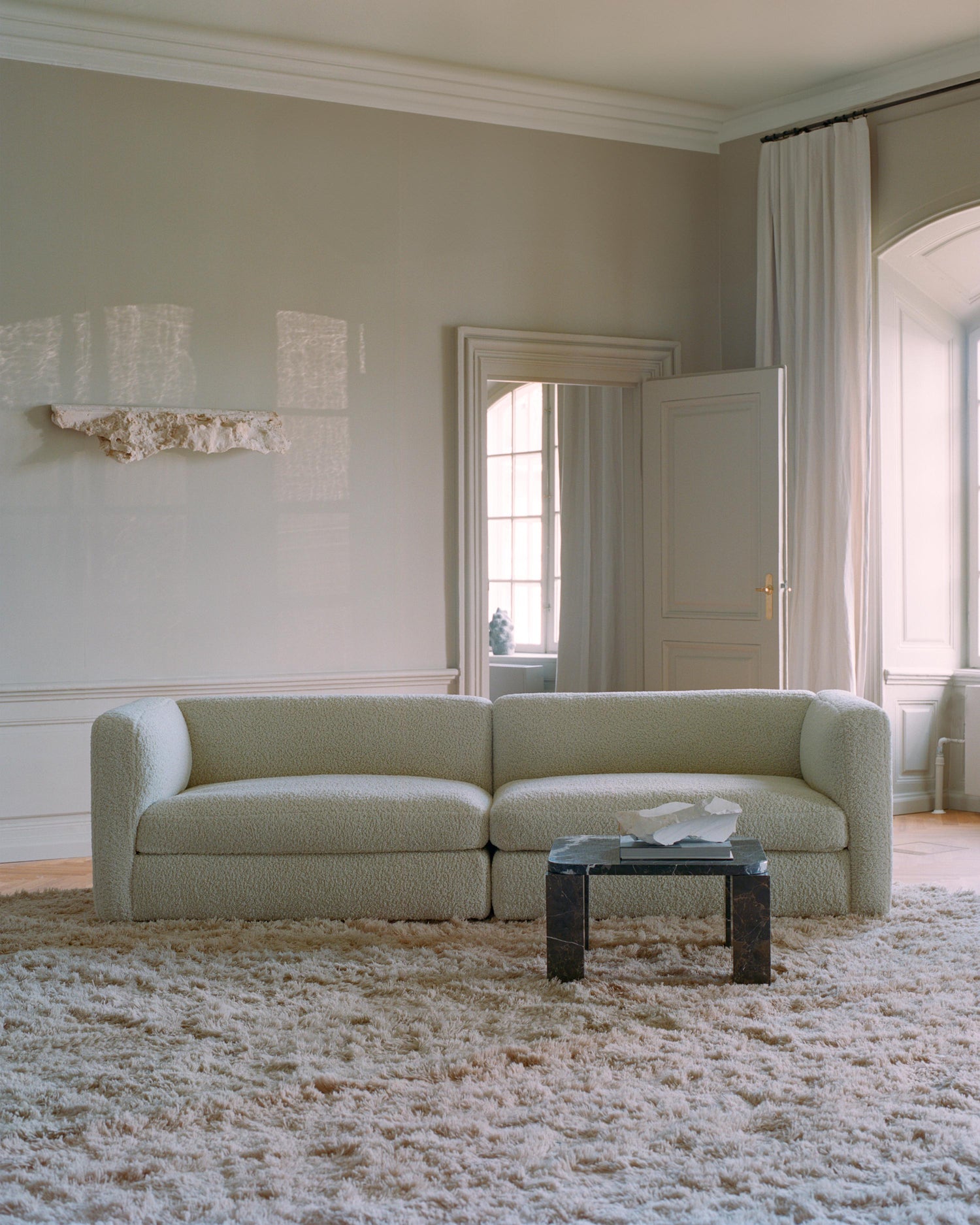 Med en kombinasjon av rene linjer og generøse kurver balanserer Coda 2-seter fra New Works perfekt mellom komfort og eleganse. Denne 2-seteren er 256 cm bred. Coda kan også bestilles som en smalere 2-seter eller 2-seter med åpen ende. Det finnes også to typer puffer som passer til.