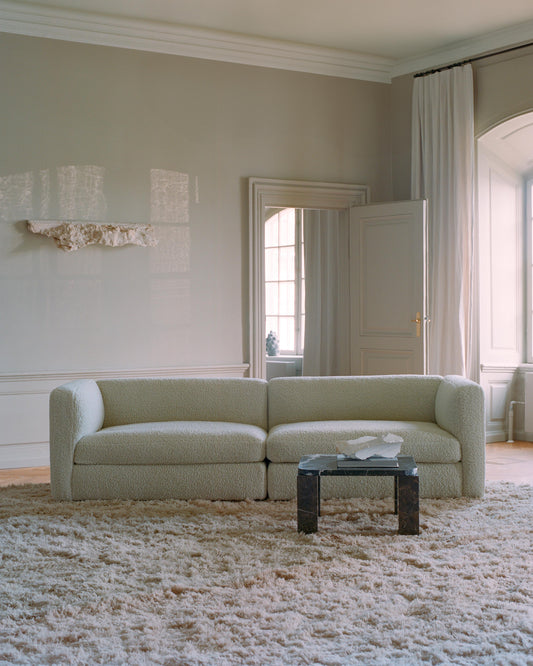 Med en kombinasjon av rene linjer og generøse kurver balanserer Coda 2-seter fra New Works perfekt mellom komfort og eleganse. Denne 2-seteren er 256 cm bred. Coda kan også bestilles som en smalere 2-seter eller 2-seter med åpen ende. Det finnes også to typer puffer som passer til.