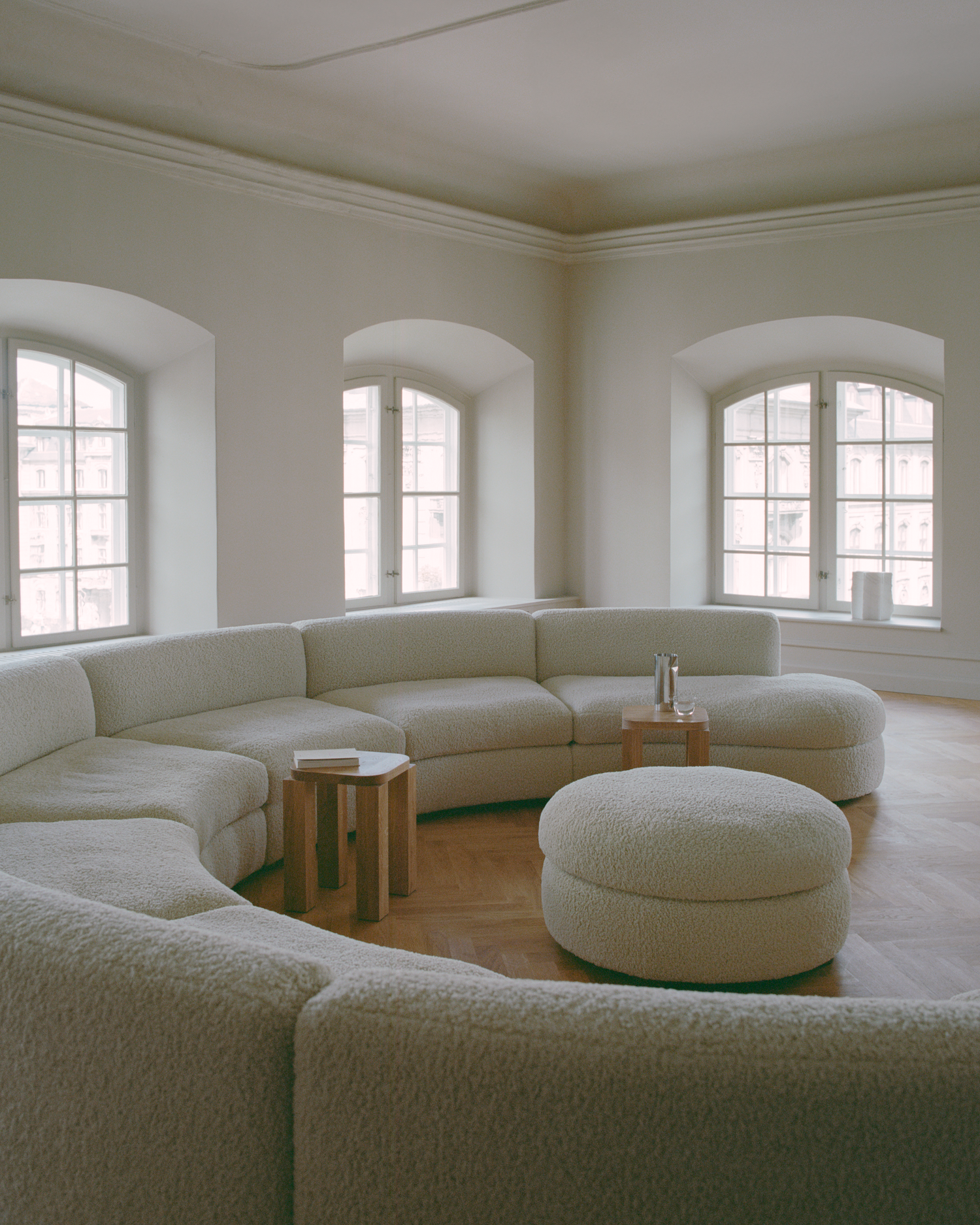 Sofaen Coda fra New Works kan bestilles i mange typer tekstiler og farger. Ta kontakt med oss på hello@oslodeco.no for hjelp til å finne tekstilet som passer hos deg!