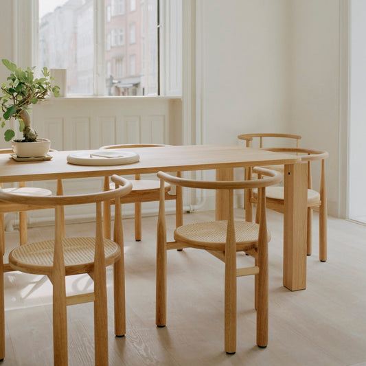 Det stilrene spisebordet Atlas fra New Works er et raust bord i solid eik, der møtet og kontrasten mellom ben og bordplate står sentralt i designet. Dette er et nydelig bord om du er ute etter å innrede en spisestue i en tidløs, nordisk stil! 