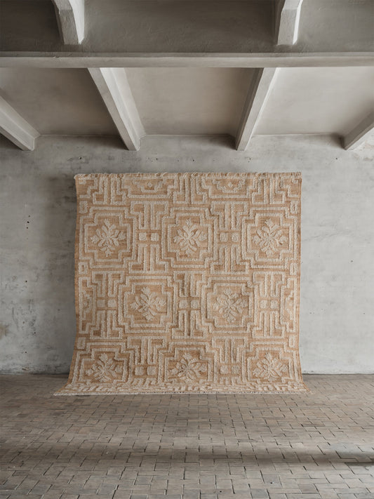 Teppet kommer i to størrelser: 230x280 cm og 290x350 cm.