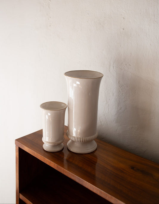 Keramikkvasen Antoinette fra Olsson & Jensen er en klassisk vase på stett, i fransk stil. Stetten gir den litt ekstra eleganse og løfter buketten på vakkert og litt høytidelig vis. Vasen Antoinette kommer i to størrelser – velg mellom liten eller stor.