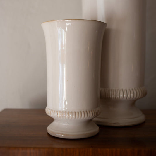 Vasene er håndlagde og varierer derfor noe i glaseringen.