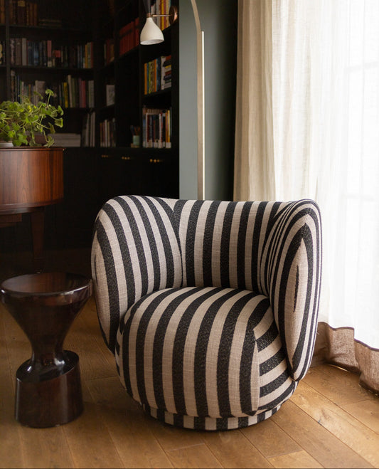 Ser du etter en lenestol som er god å sitte i og som er noe litt annet enn det alle andre har? Den buede Rico-stolen er formfull og myk i uttrykket, og omfavner kroppen på elegant vis – og passer godt til godt til både moderne skandinaviske interiører og mer klassiske innredningsstiler. Lenestolen Rico Lounge Chair fra Ferm Living i tekstilet Louisiana.