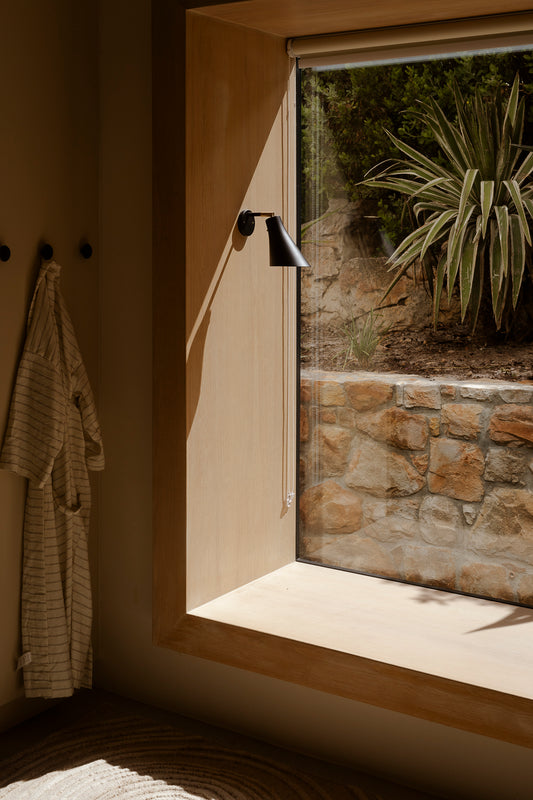 Vegglampe Miller Direct (helsvart) fra Rubn i sommerhuset til OsloDeco-Ida