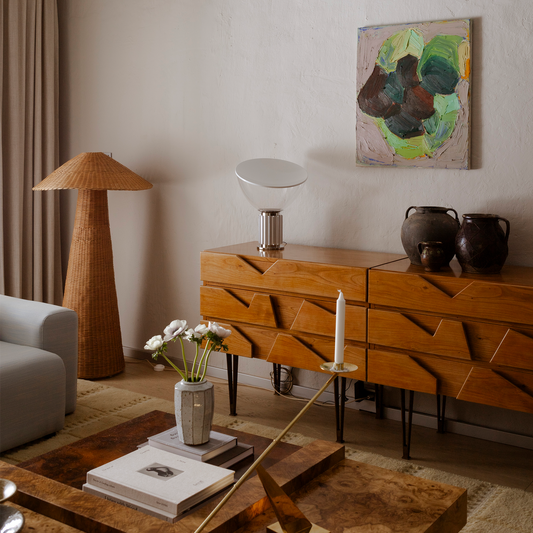 De fineste interiørene har en miks av gammelt og nytt – og derfor elsker vi å legge til vintagemøbler i innredningen hjemme! Og særlig når de er så vakre som disse vintagekommodene i valnøtt og kobber. Kommodene er inspirert av skissene til en serie møbler designet av den ikoniske italienske arkitekten Gio Ponti for hotellet The Royal Hotel i Napoli i 1953.