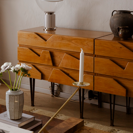 Her går estetikk og funksjon hånd i hånd, på nydelig vis. De dekorative frontene på kommoden, med paneler i delikat utskårne relieffer, fungerer nemlig også som håndtak. Disse vil kunne tilføre hjemmet ditt noe helt unikt! Kommodene er fra Objektum Vintage og kan sees i vårt showrom i Oslo, etter avtale.