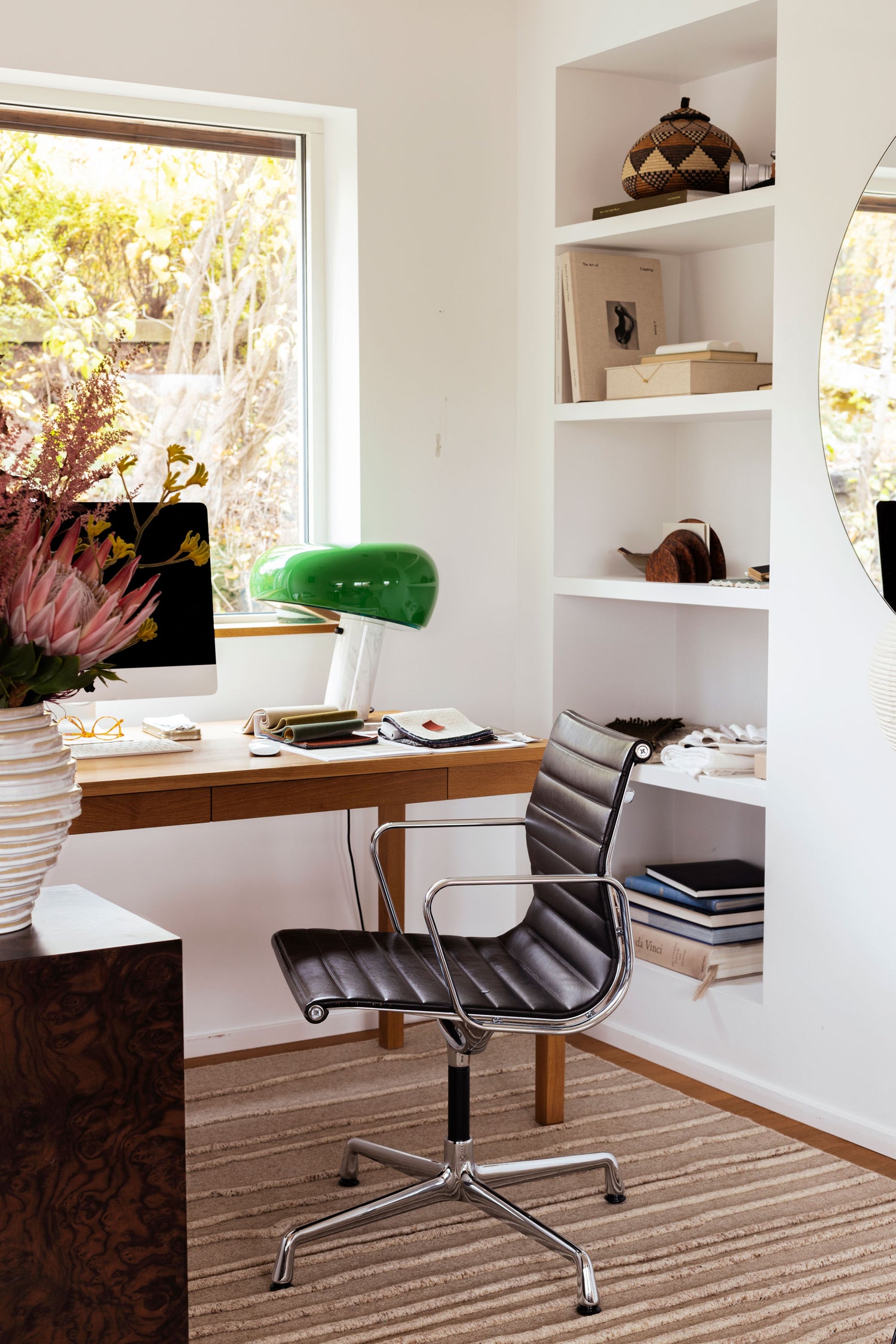 Inspirasjon til hjemmekontor gir arbeidslyst: Skrivepult i eik med bordlampen Snoopy fra Flos. Kontorstolen Aluminium Chair EA 104 i krom og skinn fra Vitra er både ikonisk og veldig behagelig å sitte i!